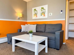 Sleeps 4 Cozy 1 Bedroom with Comfy Queen Mattress